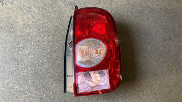 Fanale posteriore DX Dacia Duster del 2012 - Foto 2