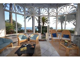 Alassio, fronte mare con giardino privato e posto auto