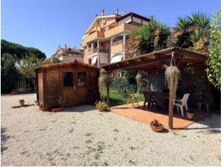 SANTA MARINELLA BILOCALE ARREDATO CON DOPPIO POSTO AUTO E GIARDINO PRIVATO