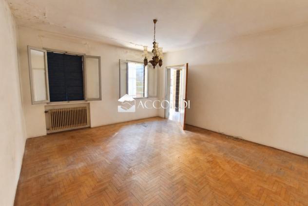 CASA INDIPENDENTE di 7 vani e di 328 mq (MONTEBELLUNA) rif. PE8 - Foto 13