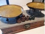 Bilancia vintage con piatti ottone