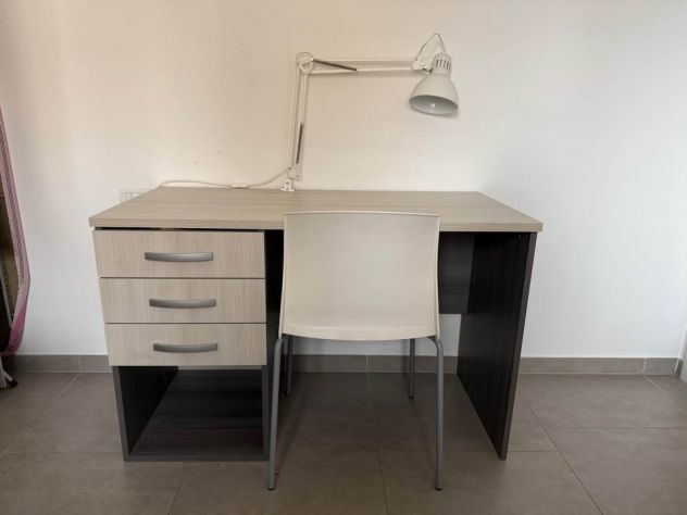 Scrivania moderna con 3 cassetti + sedia (ottime condizioni) - Foto 3
