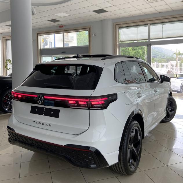 Volkswagen Tiguan 2.0 150cv DSG R-Line black pack |tetto+matrix+r19"| AUTOCARRO - Foto 5