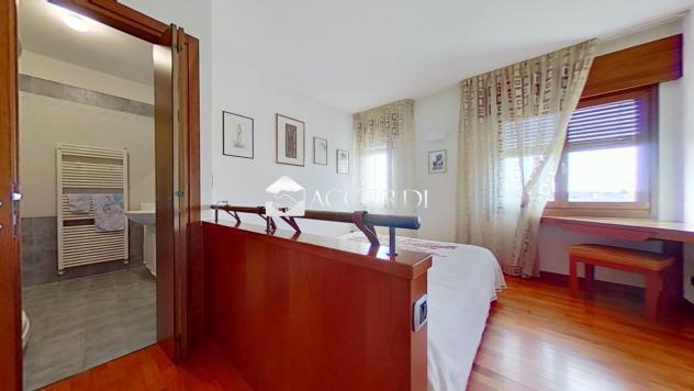 CASA INDIPENDENTE di 8 vani e di 240 mq (GODEGA DI SANT'URBANO) rif. DG025 - Foto 17