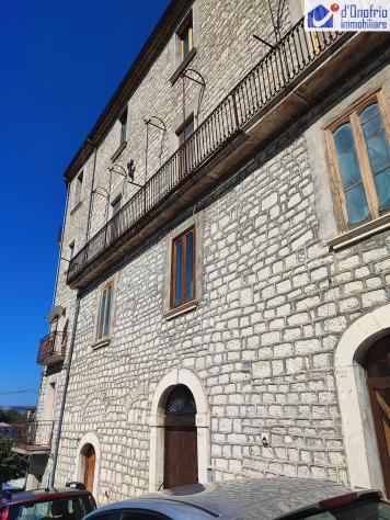 VENDESI IN GILDONE,  LARGO VITTORIO,  PIANO TERRA,  cat. C/1-Locale Commerciale, consistenza mq 24, superficie catastale mq 57.