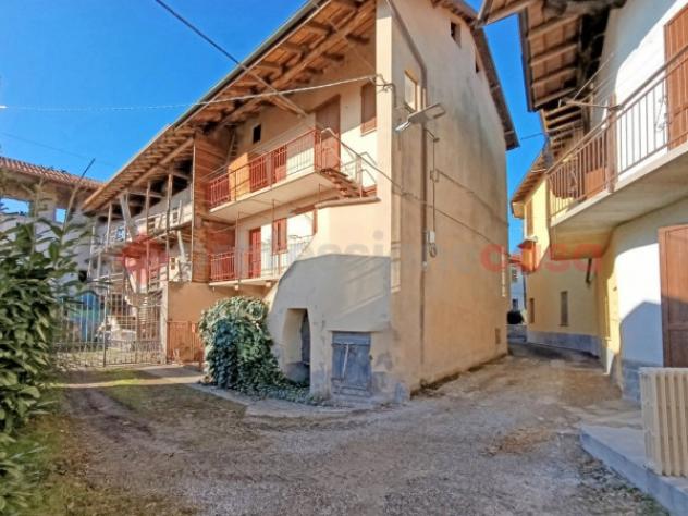 Rustico / Casale di 214 m² con 4 locali e box auto in vendita a Invorio