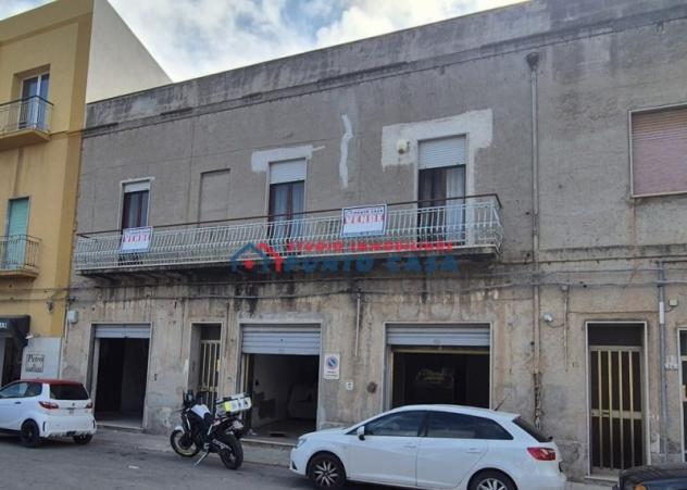 PIAZZA CIMITERO – Soluzione indipendente P.T. + 1°p. di 600mq ca. con n. 3 locali commerciali e n. 3 unità abitative + giardino. Da ristrutturare. Eur