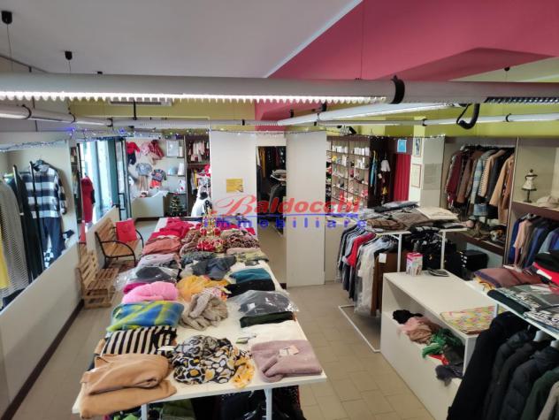 LUCREZIA - LOCALE COMMERCIALE CON 5 VETRINE - Foto 3