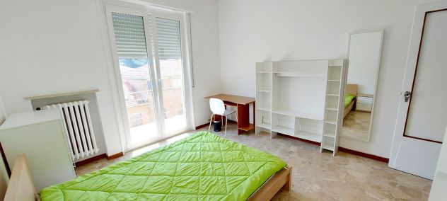 AFFITTASI TRILOCALE CON 3 STANZE PER INTERO APPARTAMENTO O PER SINGOLA STANZA - Foto 2