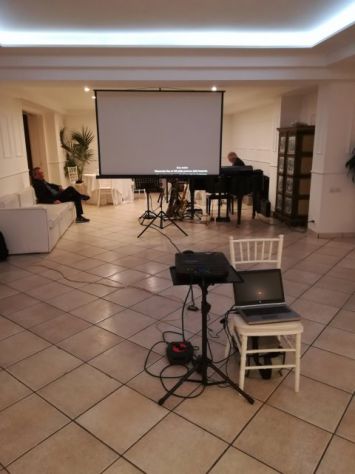 Noleggio Videoproettore con telo per eventi cerimonie in genere - Foto 3