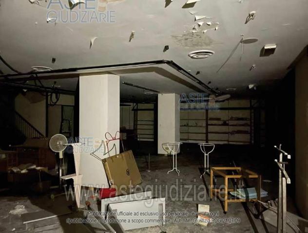 IMMOBILI-IMMOBILE COMMERCIALE-via Roma, 165