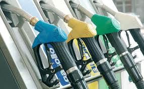 Pizzighettone, in zona distributore carburanti con bar tabacchi