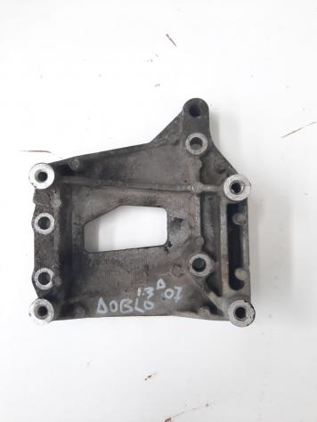 STAFFA SUPPORTO COMPRESSORE FIAT Doblo Serie Restyling 73501350 diesel 1.3 (0509)