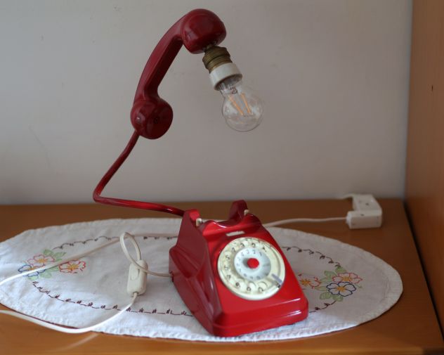 Lampada da tavolo realizzata artigianalmente con vero telefono SIP - Foto 4