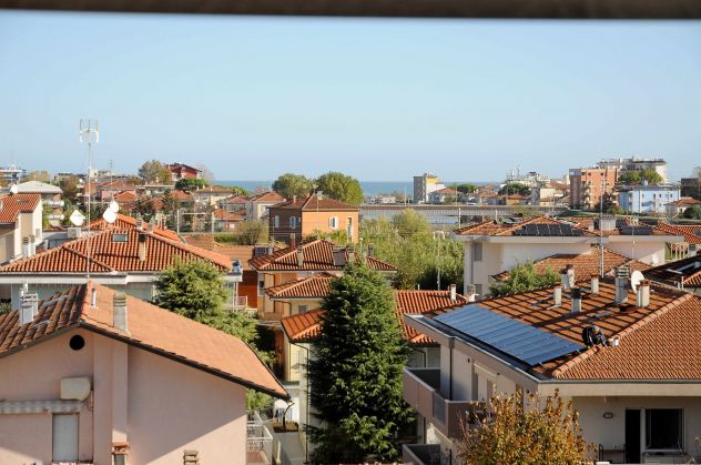 Rimini, disponibile periodo estivo attico con terrazzo - Foto 4