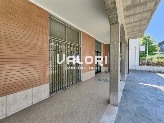 AMPIO LOCALE COMMERCIALE/ARTIGIANALE CON INGRESSO INDIPENDENTE E PARCHEGGI PRIVATI - Foto 8