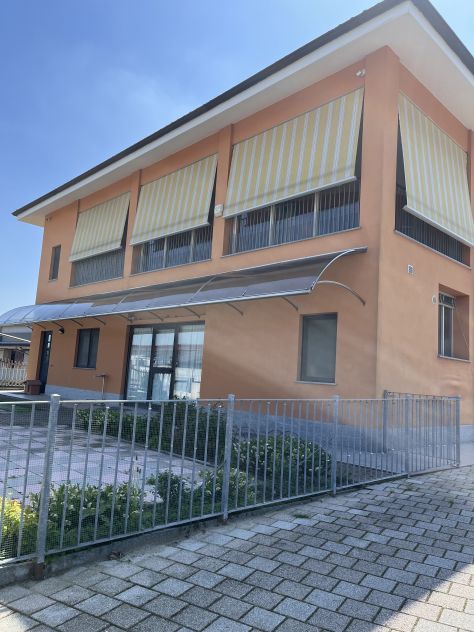 IMMOBILE CON LOCALE MULTIUSO E APPARTAMENTI