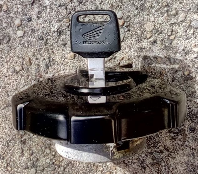 17620-MN9-013 – TAPPO SERBATOIO CON CHIAVE ORIGINALE USATO per HONDA DOMINATOR
