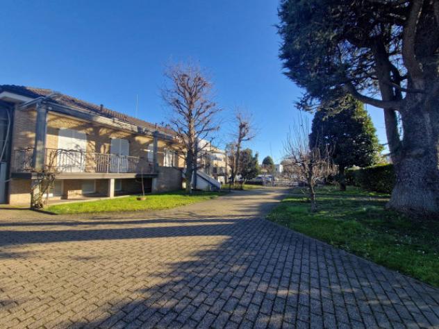 Immobile di 315 m² con più di 5 locali in affitto a Lainate