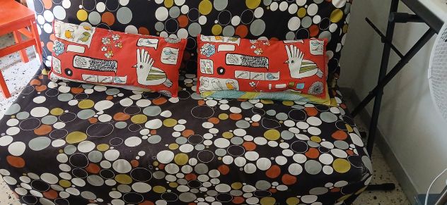 REGALO DIVANO IKEA CON COPRIDIVANO. BUONE CINDIZIONI. RITIRO DI PERSONA A SALERN - Foto 3