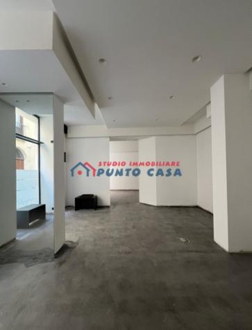 CENTRO STORICO – Via delle Arti, locale commerciale mq 80 ca, open space, tre vetrine su strada. Perfette condizioni, ottima posizione. Euro 1.100,00 - Foto 4