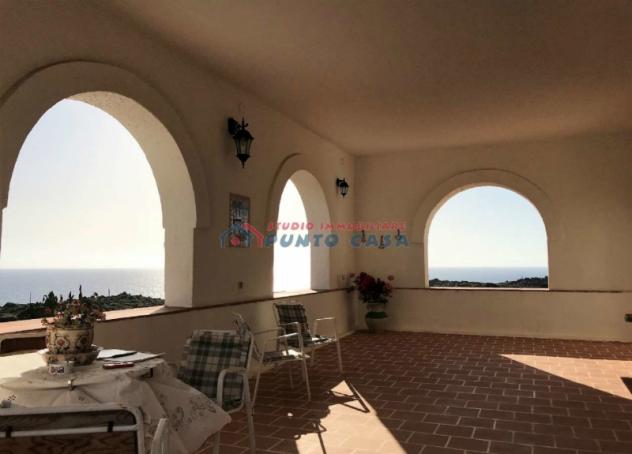 PANTELLERIA – Punta Fram, splendida villa con due unità abitative, oltre veranda e terreno. Vista mare. Euro 490mila CL G