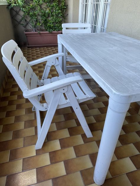 TAVOLO BIANCO DA ESTERNO IN PLASTICA  2 SEDIE PIEGHEVOLI - Foto 3