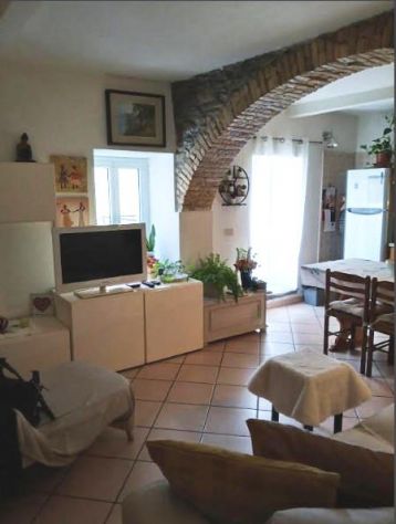Imperia primo entroterra appartamento ind. ristrutturato € 116.000