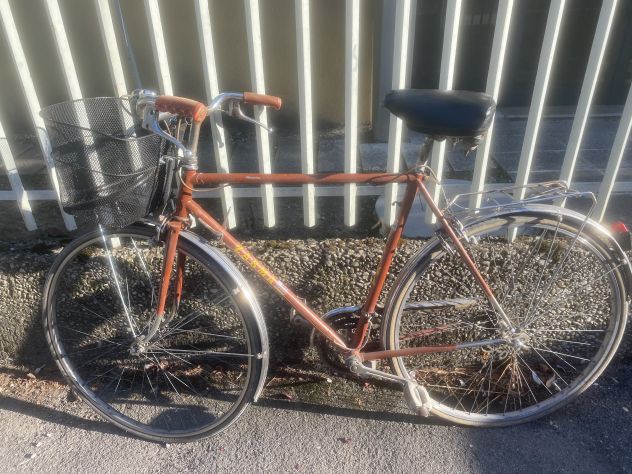 Bici da uomo con lucchetto, cestino e portapacchi