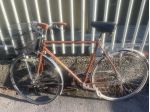 Bici da uomo con lucchetto, cestino e portapacchi