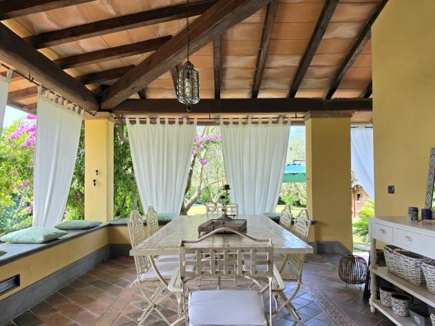 MASSA, villa di ampia metratura nella prima periferia, disposta su tre livelli con ampio giardino di circa 1.300 mq. Composta di salone con camino, cu - Foto 15