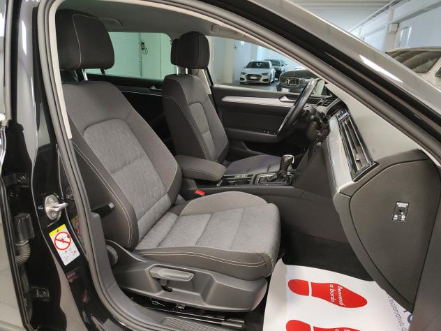 Volkswagen Passat Variant 2.0TDI EVO DSG Navi FariLED ClimaBizona - Foto 5