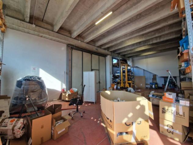 Immobile di 665 m² con più di 5 locali in affitto a Vanzago - Foto 16