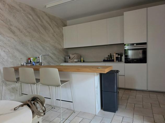 RONCHI, a soli 500 metri dal mare della Riviera Apuana, elegante villetta a schiera d'angolo con giardino su due lati e ampio pergolato. Disposta su t - Foto 9