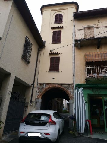 Azzio - ampia porzione di casa con box