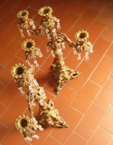 N° 2 VECCHI CANDELABRI IN OTTONE CON GOCCE DI VETRO -
