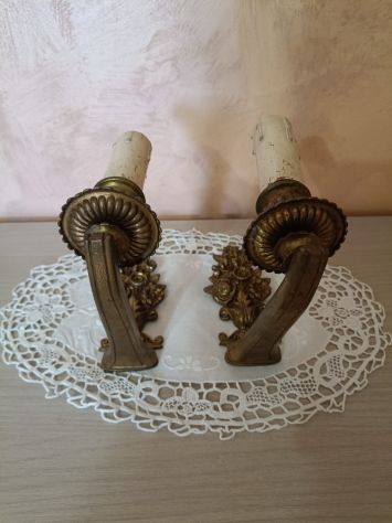 Coppia di vecchie applique in ottone da muro o per pianoforte. - Foto 3