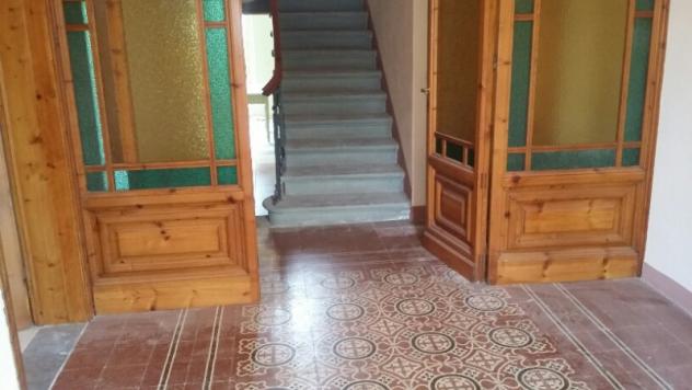 Porzione di casa ristrutturata e parzialmente arredata.