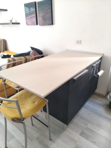 Isola con tavolo e tre sedie per cucina - Foto 2
