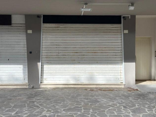 Locale commerciale in vendita a Cervia