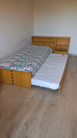 Cameretta con due letti e scrivania - Foto 4