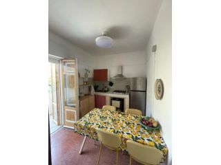Milazzo, Zona Cupole: Splendido Trilocale Arredato con Giardino Privato