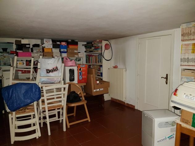 MARINA DI MASSA, prima periferia e poco distante dal mare, vendesi villetta singola con giardino circondante: salone, cucina, tinello con camino, bagn - Foto 13