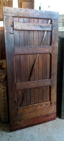 Porta vecchia di fienile rustica restaurata. Burn door