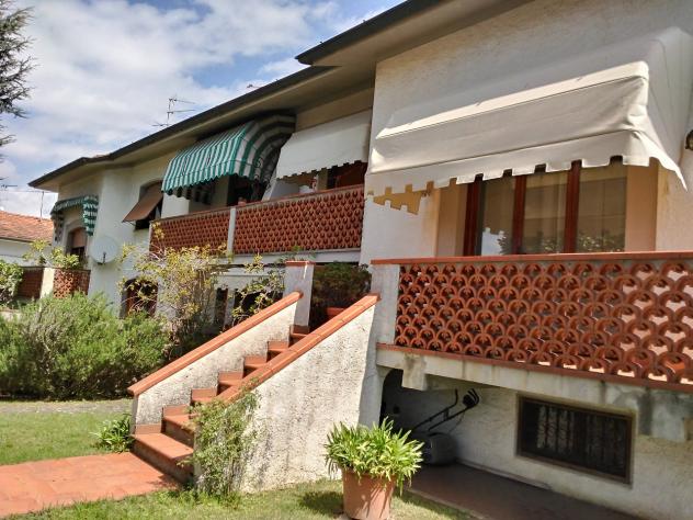 Villa bifamigliare su piu' piani con possibilita' di divisione in due unita' distinte con ingressi separati .La casa è cosi composta da : pt ingresso