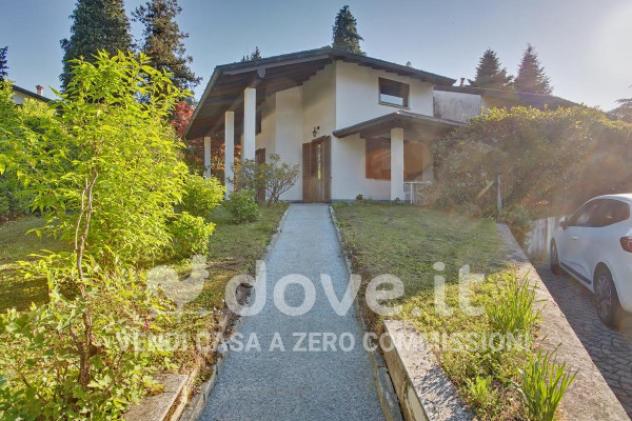 Villa di 350 m² con più di 5 locali e box auto in vendita a Varese
