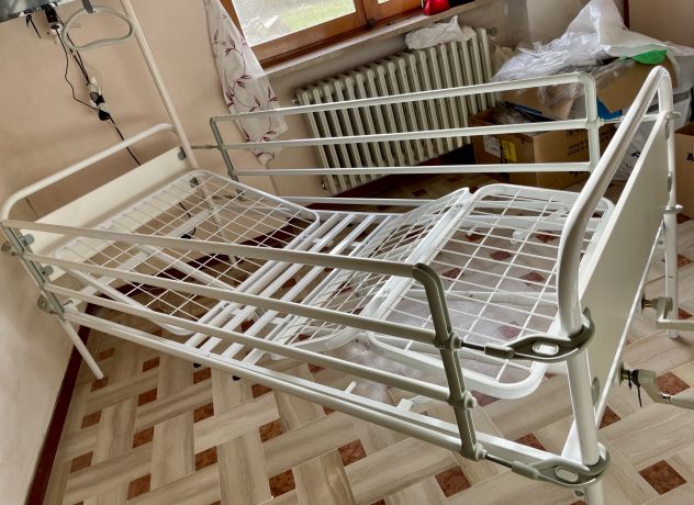 Letto Ortopedico di 2m, a due Manovelle , con sponde e triangolo alzamalati.