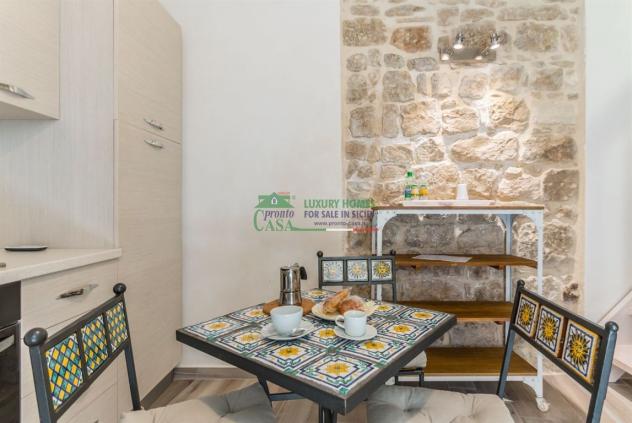 Rif: 2763 COMISO – INTERO STABILE CON DOPPIA OPPORTUNITÀ: ABITAZIONE E INVESTIMENTO! - Foto 2