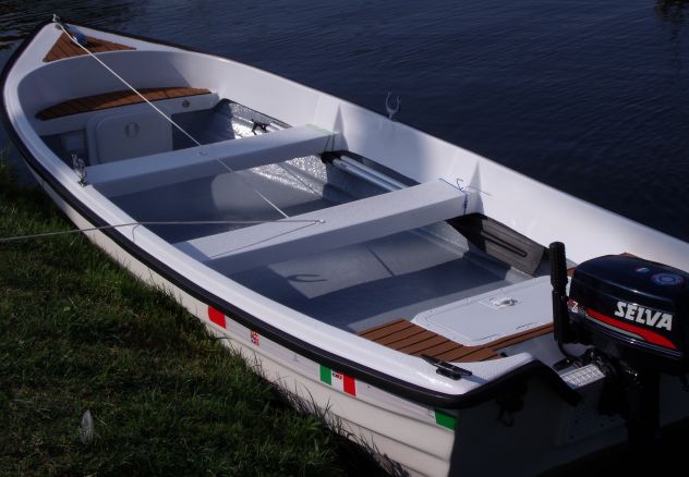 BARCA in VETRORESINA AUTO_SVUOTANTE di 4,8 mt. f.t. con MOTORE 4cv. 2T