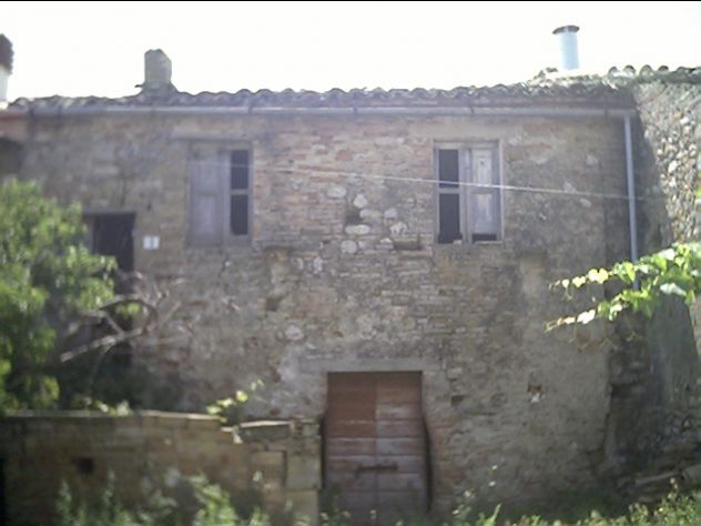 RUSTICO DA RISTRUTTURARE SU DUE LIVELLI